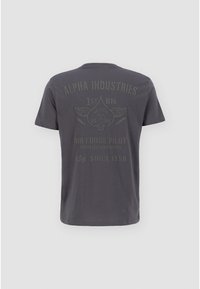 Camiseta de algodón gris con un gran gráfico en la parte posterior que incluye texto y emblema, con un diseño de as de espadas y alas.