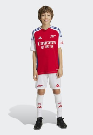 Rote und weiße Fußballuniform aus Synthetikgewebe, mit dem Emirates-Logo, Shorts mit Logo und knielangen weißen Socken mit AFC-Details.
