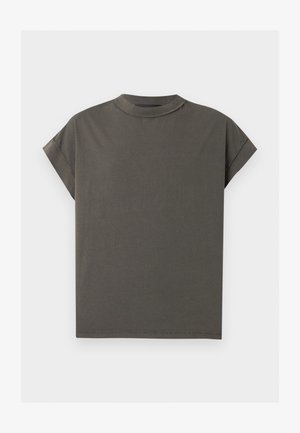 Tumeoliiviroheline lühikeste varrukatega puuvillane T-särk ümara kaelusega, varrukate servad voltidega, asetatud tasapinnaliselt valgele taustale.