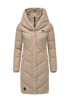 Beige polstret frakk med høy, drapert krage, frontglidelås og skrå quiltet mønster; har logo nær kanten og sidelommer.