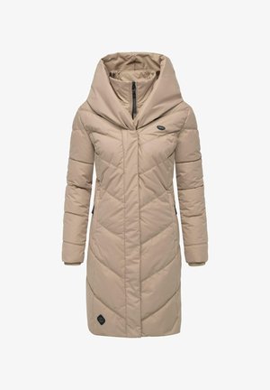 Beige polstret frakk med høy, drapert krage, frontglidelås og skrå quiltet mønster; har logo nær kanten og sidelommer.