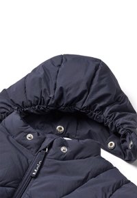 Mörkblå vadderad jacka med huva, med dragkedja framtill, elastik vid huvaöppningen och tryckknappar vid kragen.