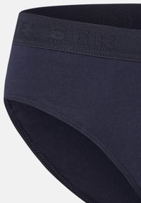 Mutande di bikini di colore blu scuro con un cinturino testurizzato e lettere in rilievo. Tessuto morbido con bordi lisci e senza motivi visibili.