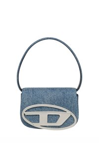 Borsa a spalla in denim con un accento del logo argento. Caratterizzata da un manico curvo e forma rettangolare compatta. Superficie testurizzata e tonalità blu.