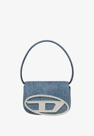 Borsa a spalla in denim con un accento del logo argento. Caratterizzata da un manico curvo e forma rettangolare compatta. Superficie testurizzata e tonalità blu.
