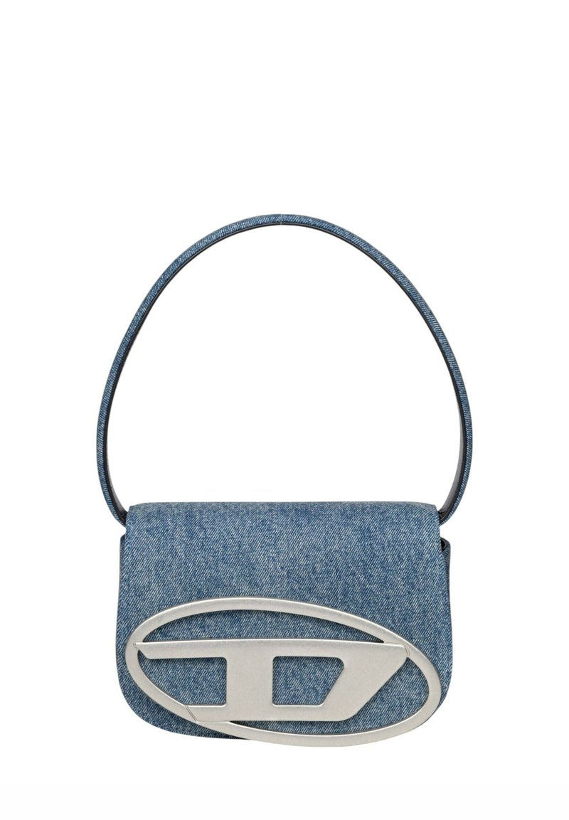 Borsa a spalla in denim con un accento del logo argento. Caratterizzata da un manico curvo e forma rettangolare compatta. Superficie testurizzata e tonalità blu.