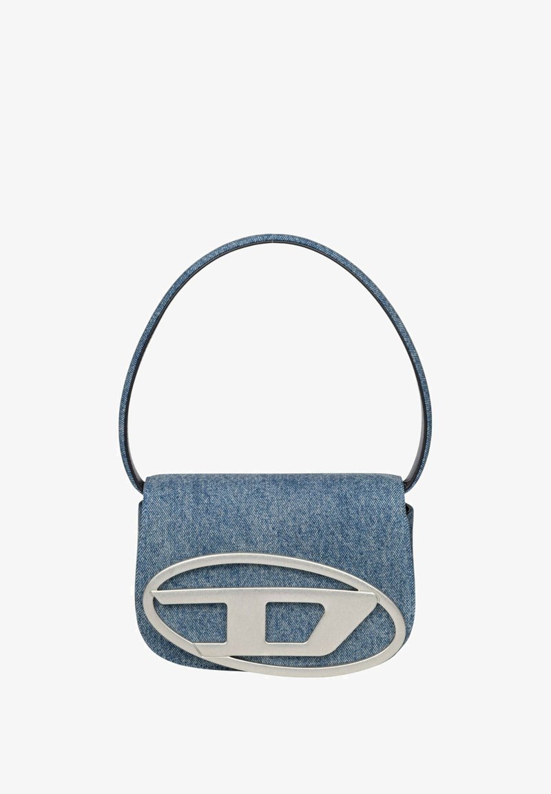 Borsa a spalla in denim con un accento del logo argento. Caratterizzata da un manico curvo e forma rettangolare compatta. Superficie testurizzata e tonalità blu.