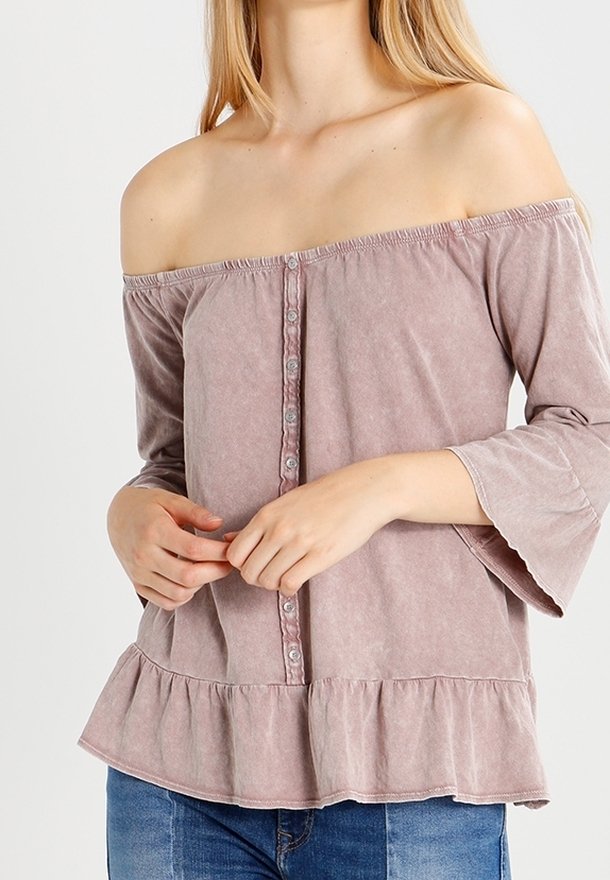Off-the-shoulder top in stofdoekroze met een gerimpelde zoom, mouwen tot de ellebogen en knoopdetails aan de voorkant. Zachte, gestructureerde stof.