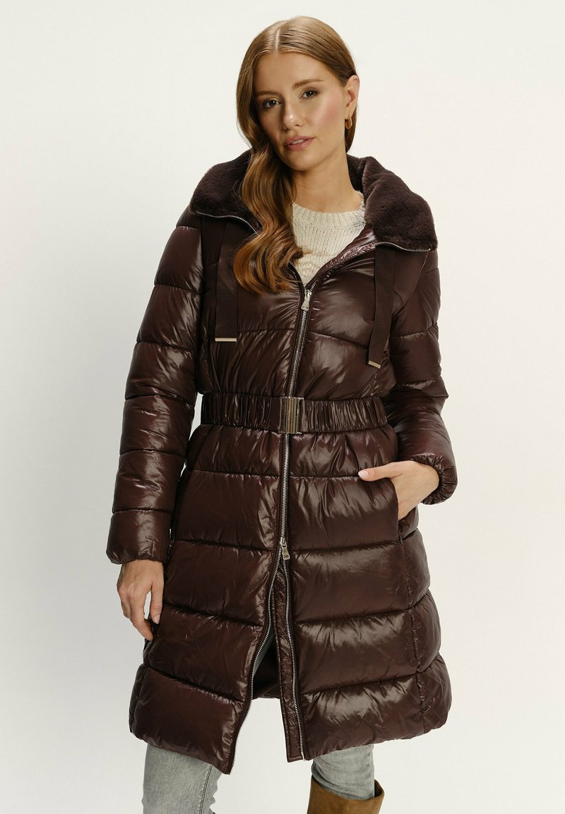 Hnědý péřový kabát s kožichem, zipem vpředu, páskem v pase a bočními kapsami. Obsahuje horizontální prošívaný vzor a lesklou texturu.