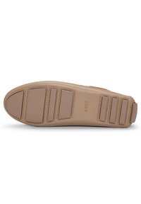 Semelle d’une chaussure en cuir beige avec six sections rectangulaires en caoutchouc antidérapant et marquage embossé "BOSS" près de la zone de la voute plantaire.
