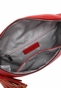 Borsa a mano in pelle rossa con chiusura con zip, caratterizzata da un interno grigio con una piccola tasca con zip e motivo con logo, oltre a un dettaglio frangi.