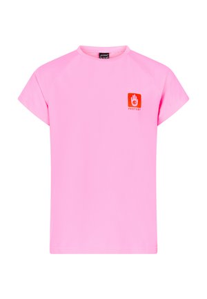 T-shirt rose à manches courtes avec col rond et petit logo rouge représentant un symbole de main et le texte "PROTEST" sur la poitrine gauche.