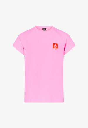 Roze T-shirt met korte mouwen, ronde hals en klein rood logo met een handsymbool en de tekst "PROTEST" op de linkerborst.