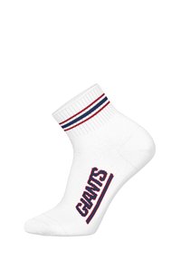 Weiße Knöchelsohlen-Socken mit einem gerippten Saum, verziert mit roten und marineblauen Streifen. "GIANTS" ist in fetten Buchstaben an der Seite gestickt.