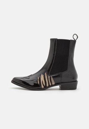 Zwarte lakleren enkellaarsjes met elastische zijpanelen, voorzien van een zebraprintaccent en een lage blokhak. Glad oppervlak en gestroomlijnd ontwerp.