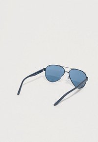 Γυαλιά ηλίου στυλ αεροπόρου με σκούρες μπλε μεταλλικές βάσεις και φακούς με μπλε απόχρωση σε λευκό φόντο.