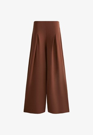 Magas derekú, bőszárú barna nadrág elülső ráncokkal és sima derékpánttal, teljes hosszúságú.