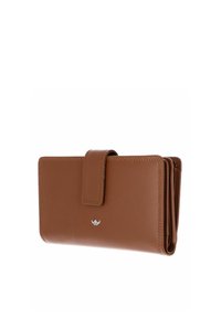 Portefeuille en cuir marron avec fermeture à bouton pression et petit logo argenté sur le devant, présenté fermé sous un angle.