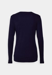 Långärmad topp i marinblått, gjord av mjuk bomull med rund halsringning och åtsittande design. Slät textur, inga synliga mönster eller accenter.