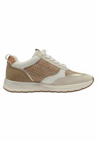Baskets beiges avec des accents tissés texturés, des sections en cuir crème et un talon en daim beige clair. Elles sont dotées de lacets blancs et d'une semelle en caoutchouc.