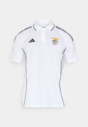 Weißes Poloshirt mit schwarzen Streifen, ausgestattet mit einem knöpfbaren Kragen und gesticktem Vereinslogo mit goldenen Akzenten auf der Brust.