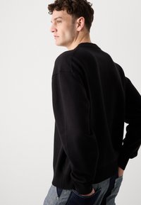 HUGO SAN CASEY - Striktrøje - black