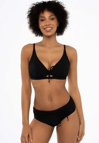 Czarny bikini składający się z trójkątnego stanika z wiązaniem z przodu i pasujących niskich majtek, wykonany z teksturowanej tkaniny z złotymi akcentami.