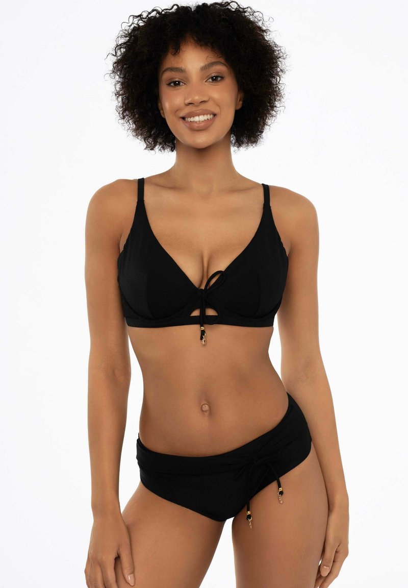 Czarny bikini składający się z trójkątnego stanika z wiązaniem z przodu i pasujących niskich majtek, wykonany z teksturowanej tkaniny z złotymi akcentami.