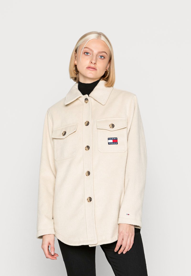 Tommy Jeans FRONT POCKET BADGE SHACKET Summer jacket savannah sand