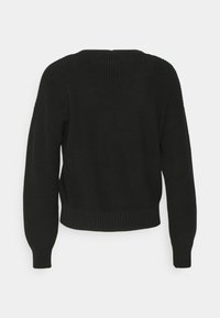 Svart stickad tröja med långa ärmar, ribbade mudd och nederkant, visad från baksidan på en vit bakgrund.