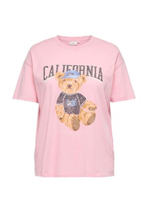 Różowy t-shirt z misiem w niebieskiej czapce z daszkiem i ciemnej koszulce, nad nim napis "CALIFORNIA", styl casualowy.