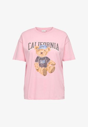 Roza majica s kratkimi rokavi z medvedkom, ki nosi modro baseball kapo in temno majico, nad njim pa je napis "CALIFORNIA", priložnostni slog.