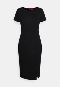 Czarna sukienka na krótki rękaw z dopasowanym górą, wyraźnie zaznaczoną talią, długości do kolan oraz bocznym rozcięciem dla swobody ruchów.