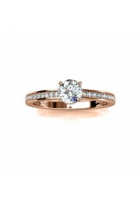 Anello in oro rosa con un diamante rotondo centrale, affiancato da diamanti più piccoli lungo la fascia per un ulteriore brillantezza e dettaglio.