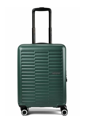 Maleta rígida de color verde oscuro con ranuras horizontales, asa negra retráctil, cuatro ruedas y logo de American Tourister en la parte delantera.