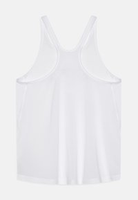 Débardeur de sport blanc avec un dos nageur, fabriqué en tissu léger. Présente une texture lisse et des coutures plates pour le confort.