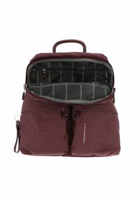 Sac à dos bourgogne en tissu texturé, avec double poche frontale, poigne supérieure et un intérieur spacieux avec un revêtement gris et un motif de marque.