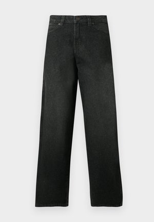 Jean en denim noir à jambes droites avec poches avant et passants pour ceinture, fermeture à bouton et à glissière, présenté sur un fond uni.