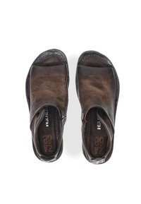 Brązowe skórzane sandały z otwartym noskiem, gładką fakturą i wygodną wkładką z minimalnymi detalami szycia.