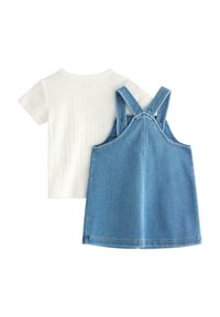 Weißes, geripptes Kurzarmshirt mit Rundhalsausschnitt, kombiniert mit einem blauen Denim-Latzkleid mit verstellbaren Kreuzträgern.