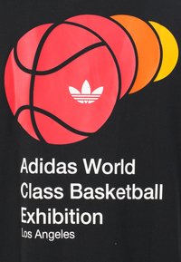 Rødt basketballgrafikk med Adidas-logo overgår til oransje og gule sirkler, teksten lyder Adidas World Class Basketball Exhibition Los Angeles.