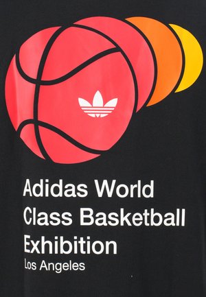 Czerwony grafik koszykówki z logo Adidas przechodzi w pomarańczowe i żółte koła, tekst brzmi: Adidas World Class Basketball Exhibition Los Angeles.