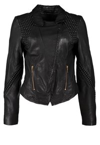 Giubbotto in pelle nera con pannelli trapuntati sulle spalle e ai lati, zip frontale asimmetrica e due tasche con zip dorate. Texture liscia.