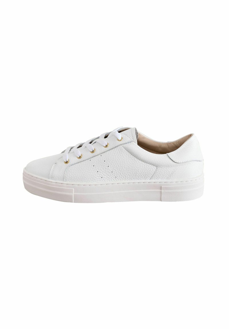 Baskets en cuir blanc avec une finition texturée, bout arrondi et six œillets. Présente des perforations discrètes et une semelle plateforme.
