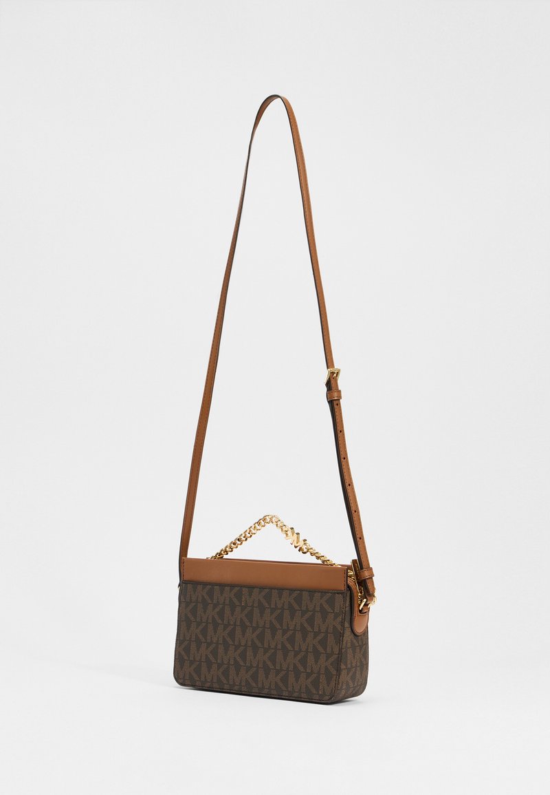 Braune Lederhandtasche mit einem Monogramm-Muster, einem mit Kette verzierten Obergriff und einem verstellbaren Schultergurt. Rechteckige Form.