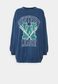 Blå sweatshirt med långa ärmar, med vit och grön "WESTFORT LEAGUE" grafiktext och ett korsat bat-design på framsidan. Mjuk textur.