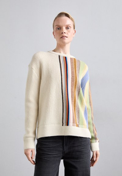 Maglione a maglia crema con strisce verticali multicolori, che presentano sfumature di blu, verde, arancione e marrone; vestibilità casual con polsini a costine.