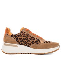 Bruine en oranje sneaker met luipaardprint, suède accenten, oranje veters, metallic hiel en dikke witte zool.