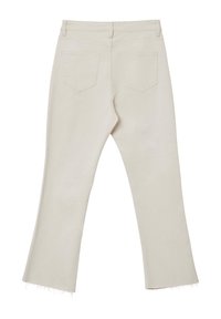 Jeans beige svasati con vita alta, caratterizzati da un orlo grezzo, due tasche posteriori e cuciture tonali. Tessuto liscio con una texture morbida.