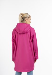Ljusrosa regnjacka med huva, tillverkad av slätt, vattentätt material. Har en avslappnad passform och långa ärmar.